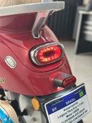 Scooter elétrica retrô HiTWAY vista frontal farol LED vermelho