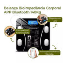 Balança smart bioimpedância em uso medindo composição corporal